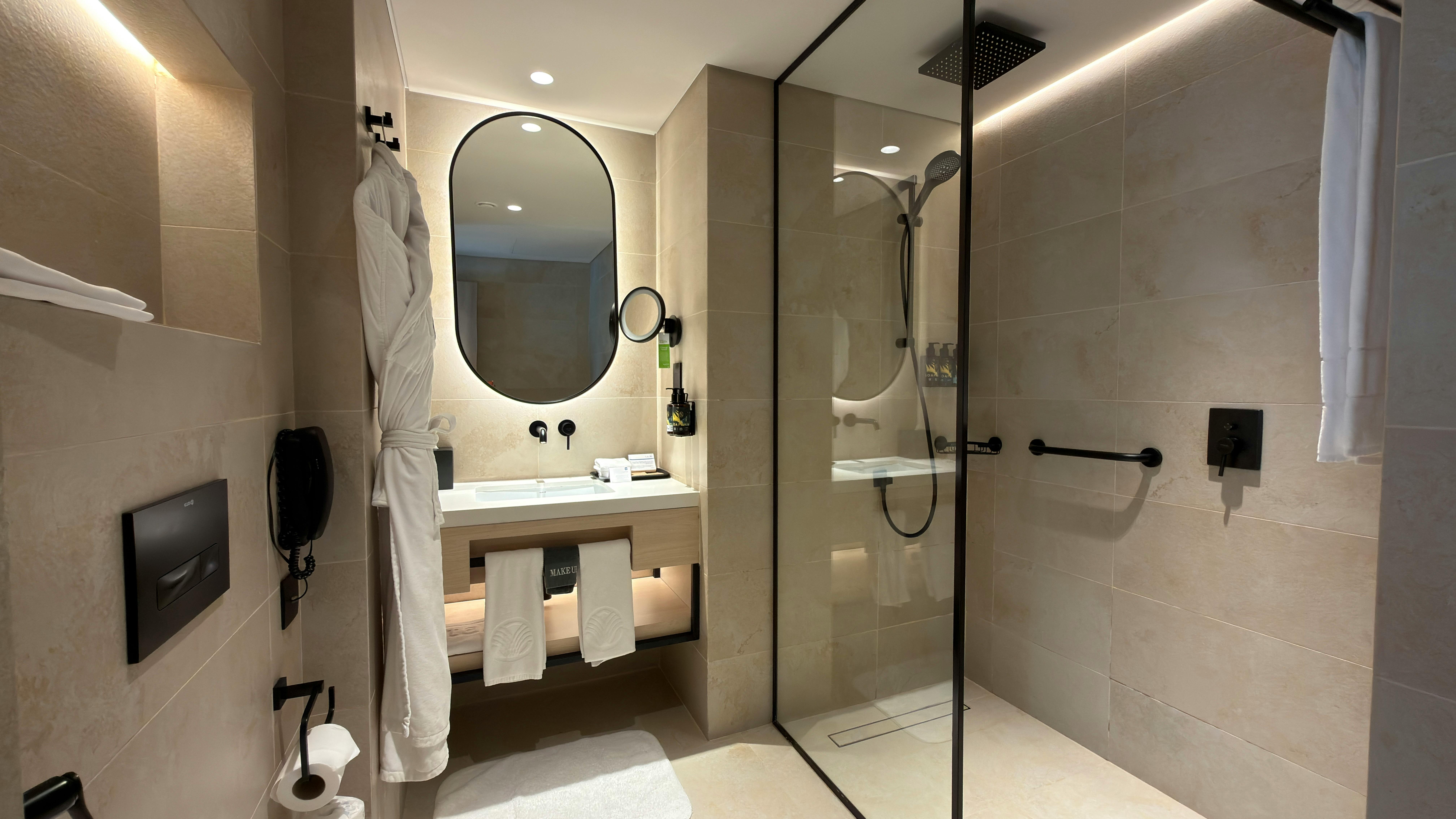 Modernes Hotelbad mit Dusche, in dem bei Leerstand das Wasser stagniert